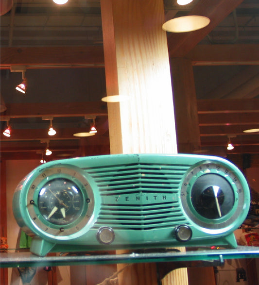 U.S.A. Vintage Zenith "Owl Eye" Clock Radio Display擺設