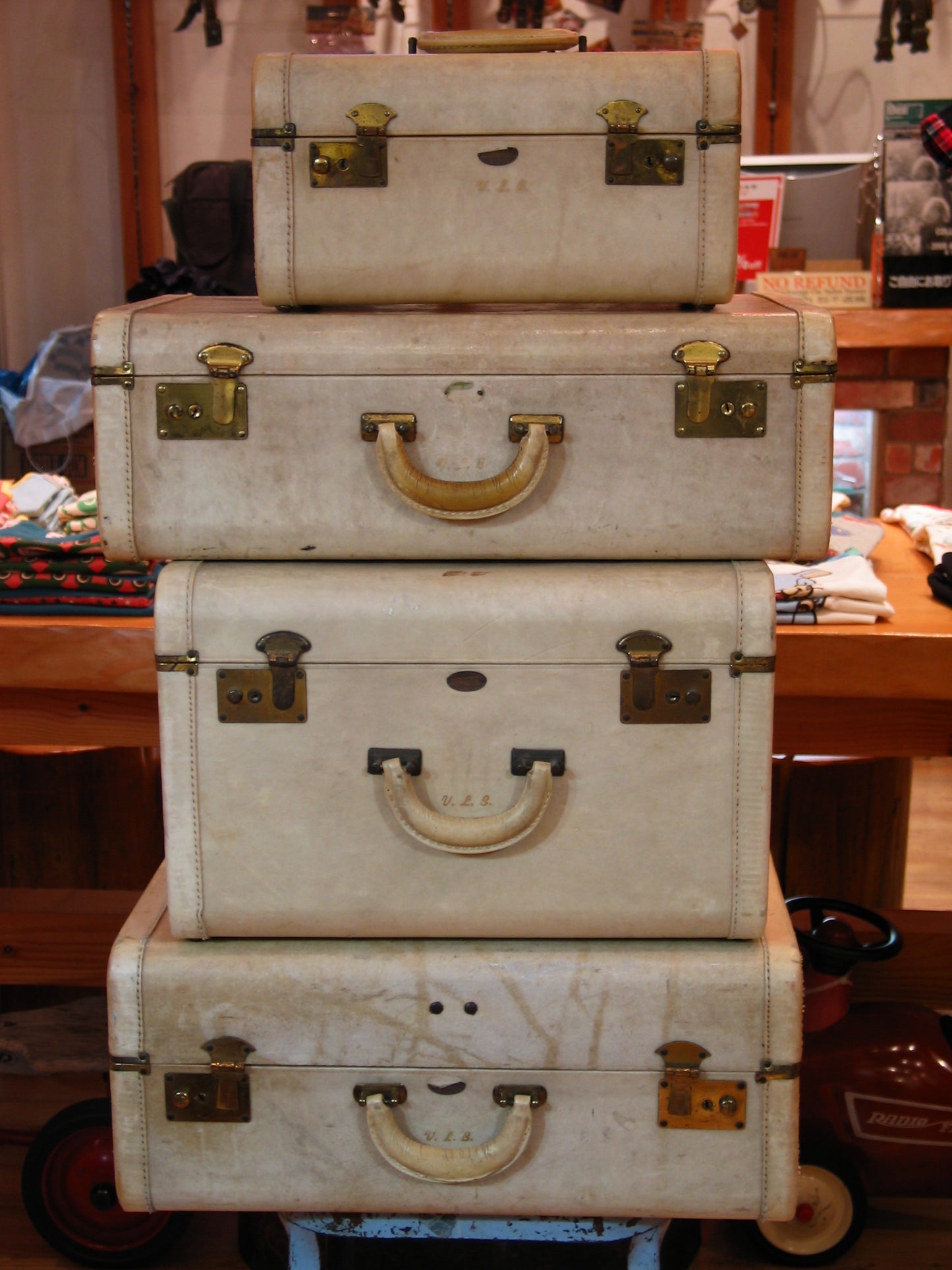 U.S.A. Vintage White Suitcase, Cream Suitcase美國古董旅行箱